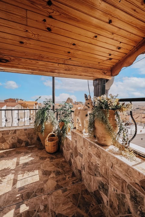 Deluxe Condo, City View | Interior