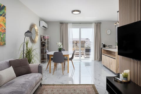 Apartment, 2 Bedrooms, City View | Living area