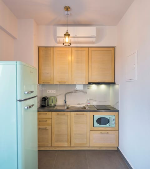 Eurynome | Private kitchenette | Fridge, stovetop, espresso maker, coffee/tea maker