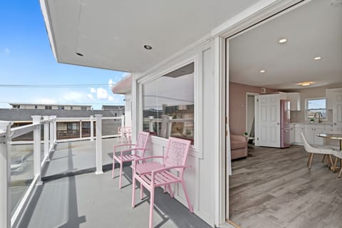 Executive Studio Suite, 1 Bedroom, Ocean View | Minibar, laptop workspace, WiFi (free), individually decorated