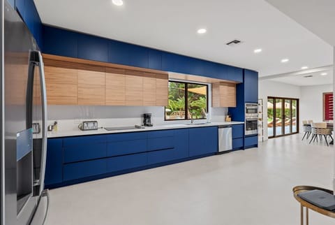 Comfort Room, Courtyard View | Private kitchen | Electric kettle