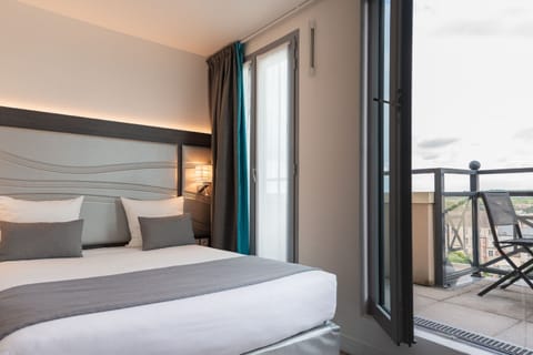 Classic Room | Premium bedding, desk, laptop workspace, soundproofing