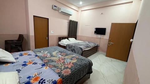 Triple Room | Desk