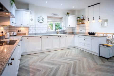 House (6 Bedrooms) | Private kitchen | Microwave, oven, highchair