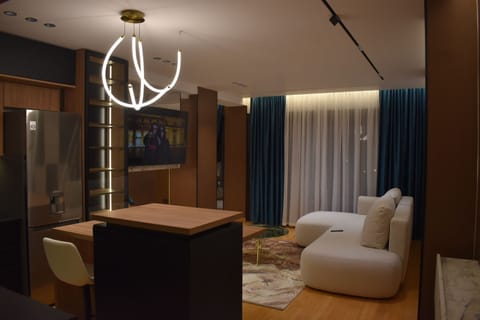 Deluxe Studio Suite, City View | Interior