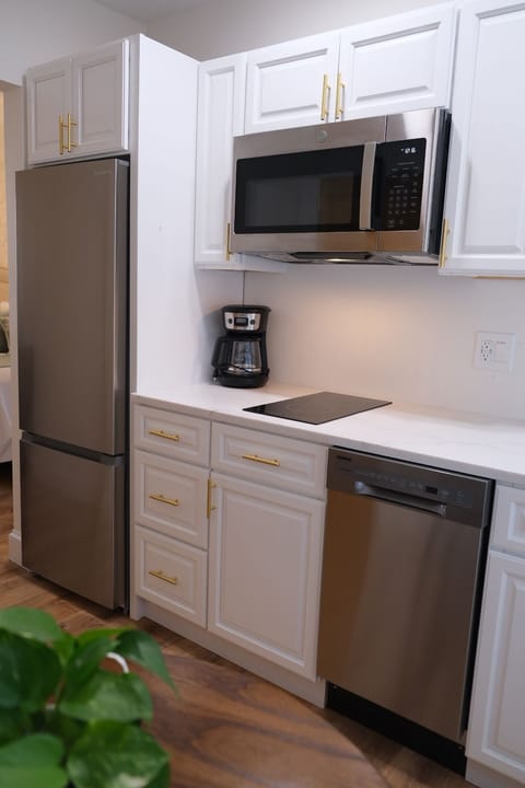 Traditional Apartment, Jetted Tub (Pet Friendly) | Private kitchen | Fridge, coffee/tea maker