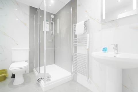 Room 213 | Bathroom | Hair dryer, towels, shampoo, toilet paper