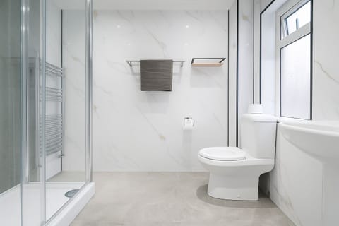 Room 212 | Bathroom | Hair dryer, towels, shampoo, toilet paper