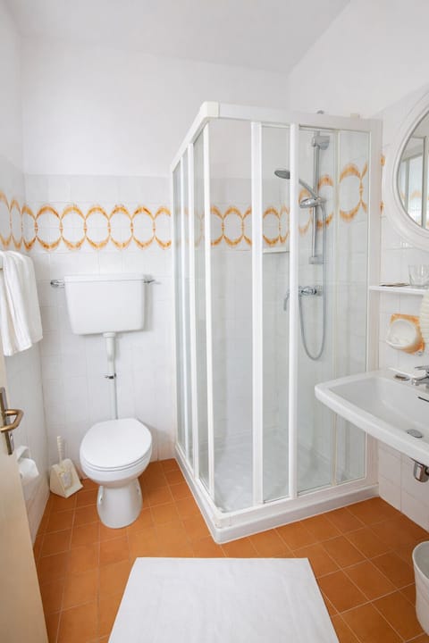 Economy Room | Bathroom | Shower, hair dryer, towels, soap