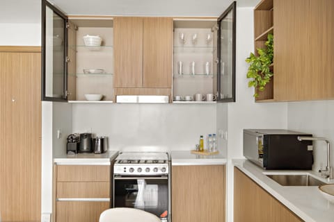 Espresso maker, fridge, microwave, stovetop