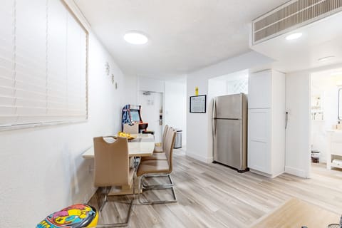 House, Multiple Beds, Balcony, Beach View (Daytona Hawaiian Inn 431) | 2 bedrooms, individually decorated, individually furnished, bed sheets