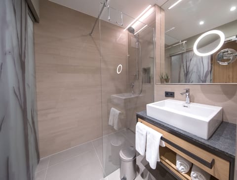 Deluxe Double Room | Bathroom | Hair dryer, towels