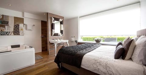 Suite (Bubbles) | 1 bedroom, minibar, desk, iron/ironing board