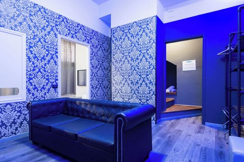 Suite | Living area | 45-inch flat-screen TV with satellite channels, TV