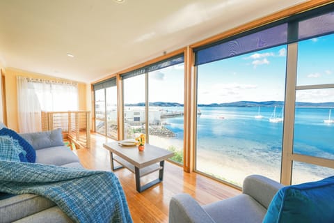 Deluxe Townhome, River View | Living area