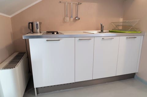 Suite, 1 King Bed with Sofa bed, Kitchenette, Vineyard View | Private kitchen | Shared fridge, microwave, highchair