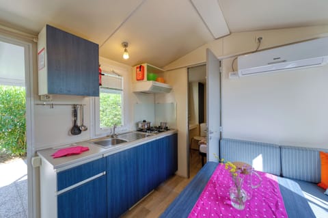 Mobile Home, 2 Bedrooms | Private kitchen | Highchair