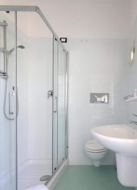 Economy Double or Twin Room | Bathroom | Hair dryer, towels, toilet paper