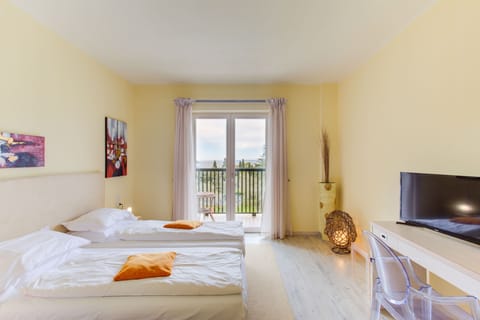 In-room safe, desk, free WiFi