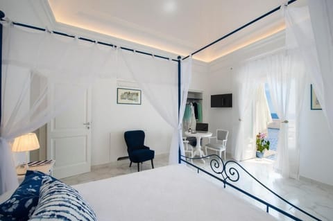 Deluxe Suite, Sea View | In-room safe, soundproofing, iron/ironing board, free WiFi