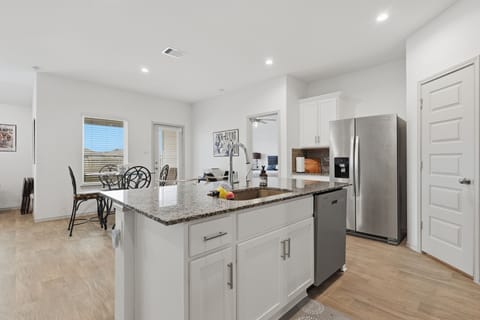 House, 3 Bedrooms | Private kitchen | Fridge, oven, coffee/tea maker, toaster