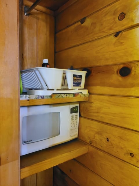 Classic Room, 1 Queen Bed, Refrigerator & Microwave (Cottage 12) | Individually decorated, individually furnished, blackout drapes