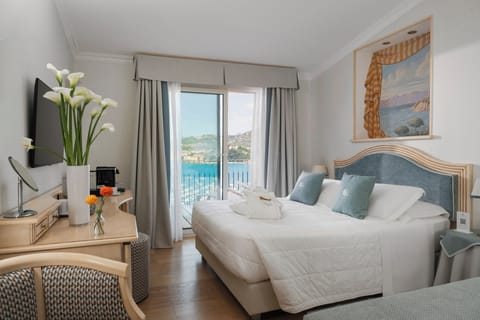 Deluxe Double Room, Balcony, Sea View | Minibar, in-room safe, desk, laptop workspace