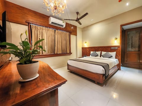 Signature Room | Desk, laptop workspace, free WiFi