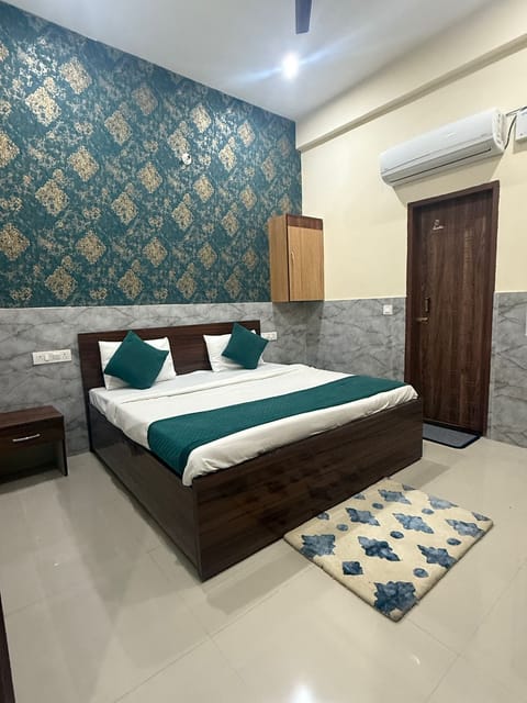 Classic Double Room | In-room safe, desk, free WiFi
