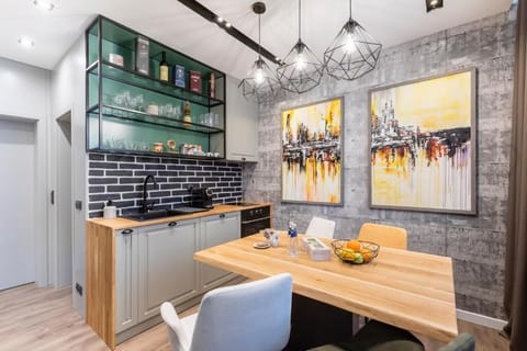 Deluxe Apartment, City View | Dining