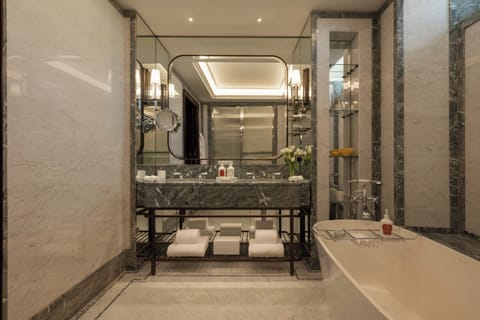 Junior Suite | Bathroom | Free toiletries, hair dryer, slippers, heated floors