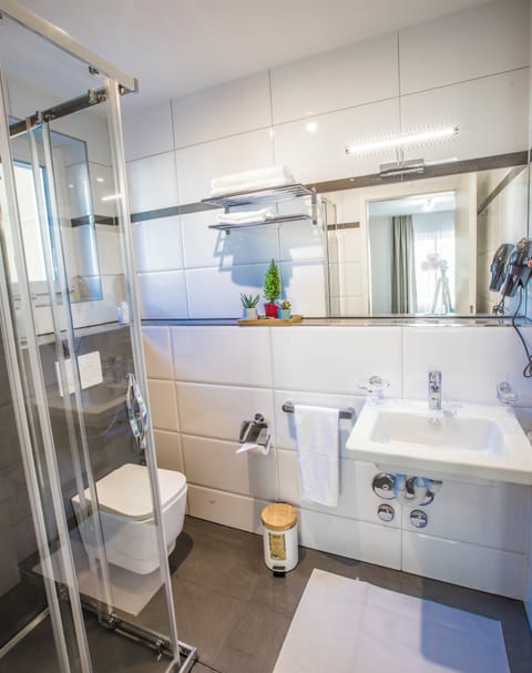 Comfort Double Room | Bathroom | Hair dryer, towels, soap, shampoo