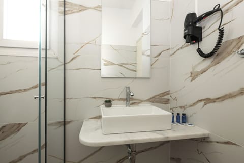 Standard Triple Room | Bathroom | Shower, free toiletries, hair dryer