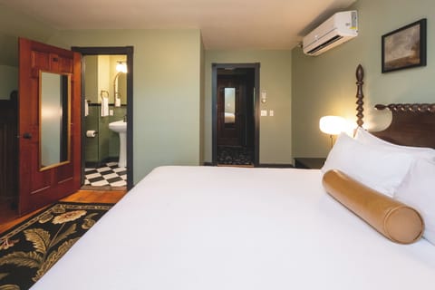 Premium Loft, 1 King Bed, Mountain View | Blackout drapes, free WiFi