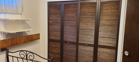 Economy Single Room | Desk, laptop workspace, soundproofing, WiFi (free)