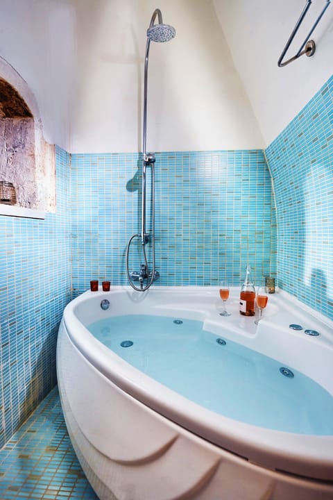 Deluxe Suite, 1 Queen Bed, Hot Tub | Free minibar items, in-room safe, soundproofing, iron/ironing board