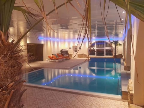 Indoor pool, sun loungers