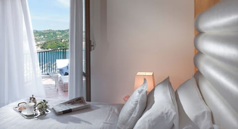 Junior Suite, Sea View | Minibar, in-room safe, free WiFi, bed sheets