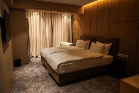 Royal Double Room, Mountain View | Laptop workspace, soundproofing, free WiFi