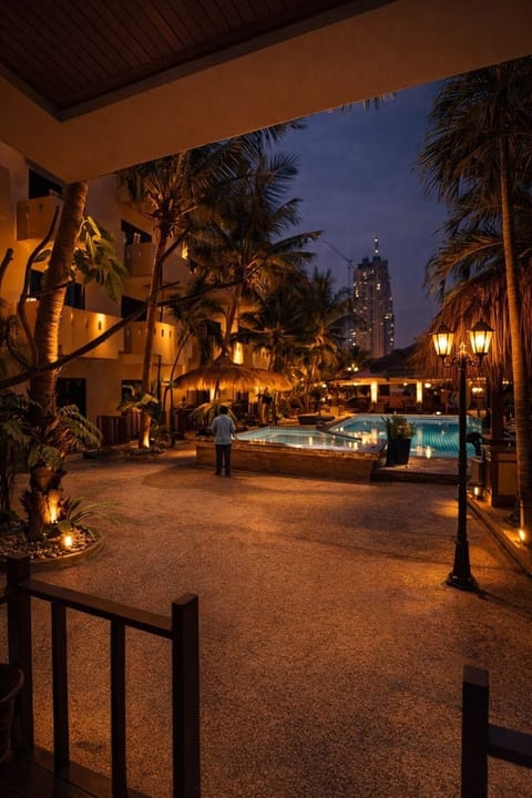 Premier Deluxe, Pool View | Bathroom | Free toiletries, towels, soap, shampoo