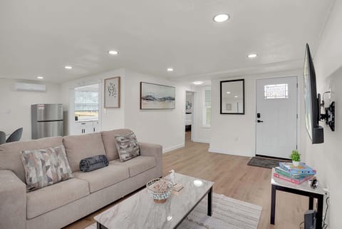 House, Multiple Beds, Patio, Garden View (Boardwalk Bungalow) | Living area