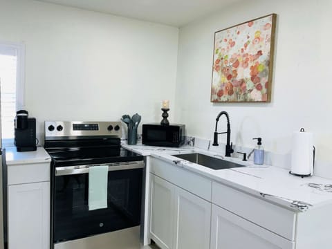 House, 1 King Bed with Sofa bed, Kitchen, Garden View (Boardwalk Bungalow 2) | Private kitchen