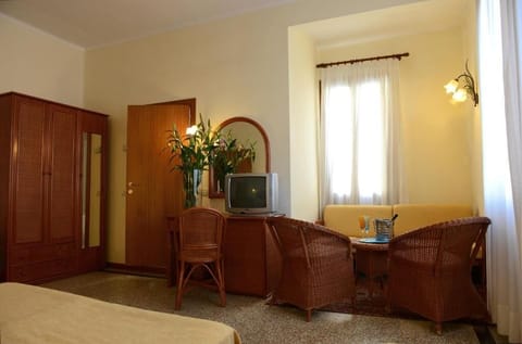 In-room safe, desk, iron/ironing board, free WiFi