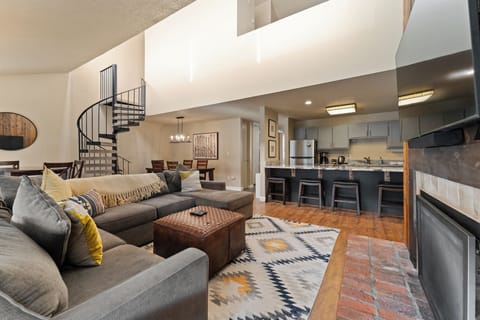 Condo (3 Bedrooms) | Property amenity