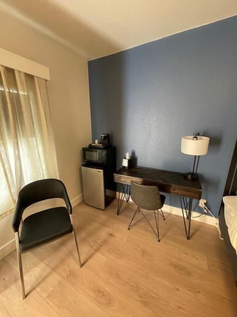 Single Room, 1 Queen Bed, Non Smoking | Interior