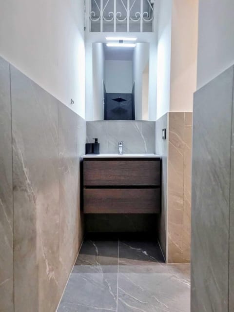 Deluxe Triple Room | Bathroom | Shower, hair dryer, towels, soap