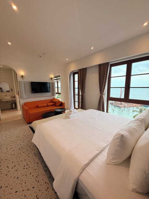 Superior Sea View Master Bedroom | Desk, laptop workspace, free WiFi