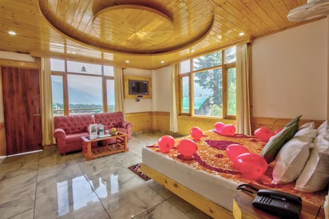 Honeymoon Suite | Premium bedding, free WiFi, bed sheets