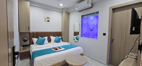 Deluxe Double Room, City View | Laptop workspace, iron/ironing board, free WiFi