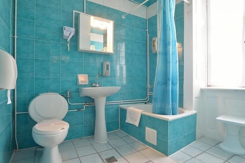 Bathtub, free toiletries, hair dryer, towels